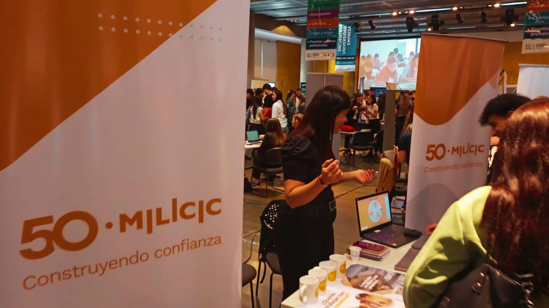Milicic en la feria de empleo de la UCA