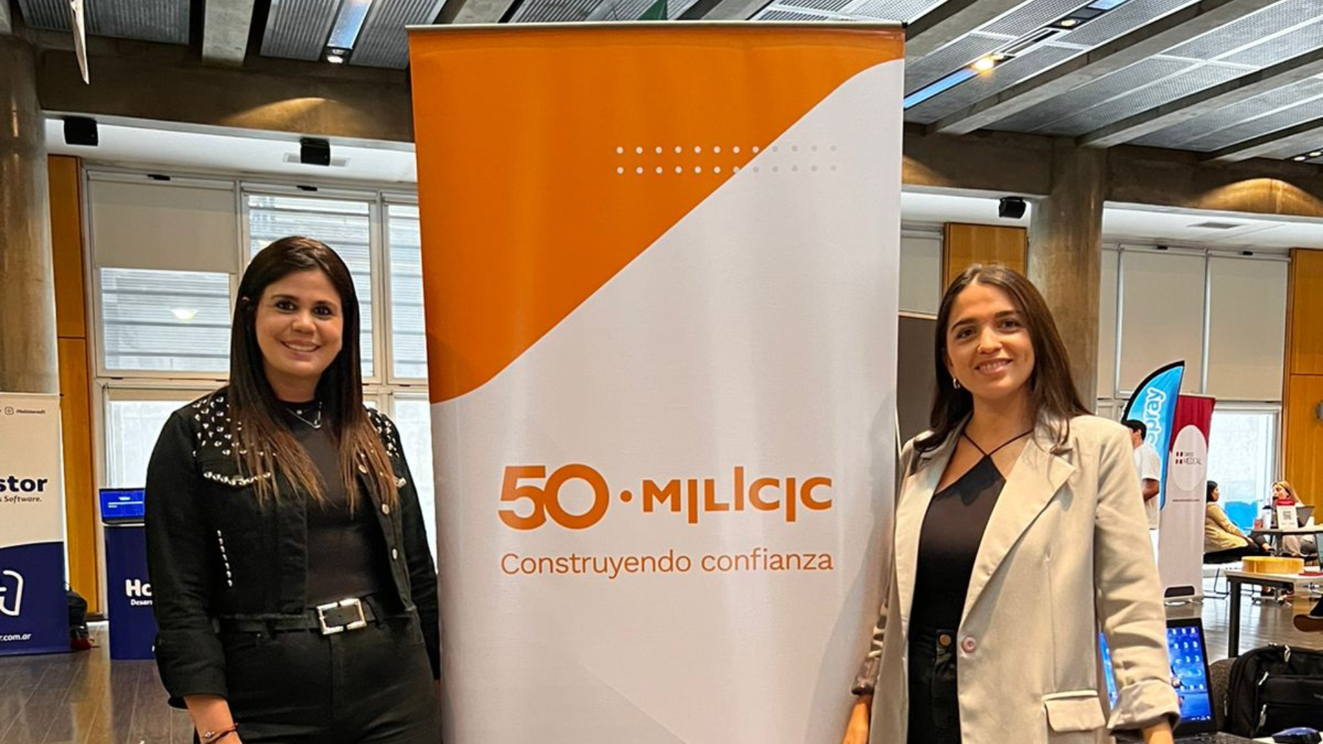 Jésica Rodriguez y Gisela Valdez en la feria de empleo de la UCA